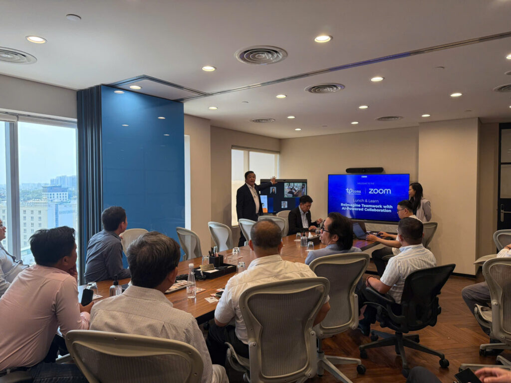 Các khách mời theo dõi nội dung chính của chương trình sau phần kết nối ban đầu