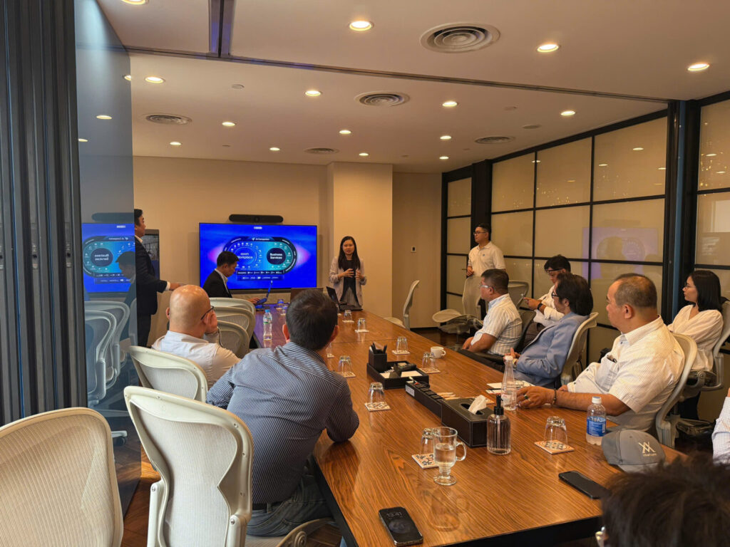 Bà Sheena trình bày về xu hướng ứng dụng AI trong môi trường làm việc hiện đại