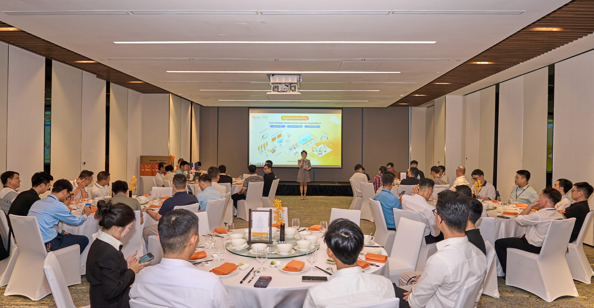 Workshop thu hút sự tham gia của nhiều IT Director, IT Manager, chuyên gia công nghệ cùng đại diện các khách sạn và resort tại khu vực miền Trung