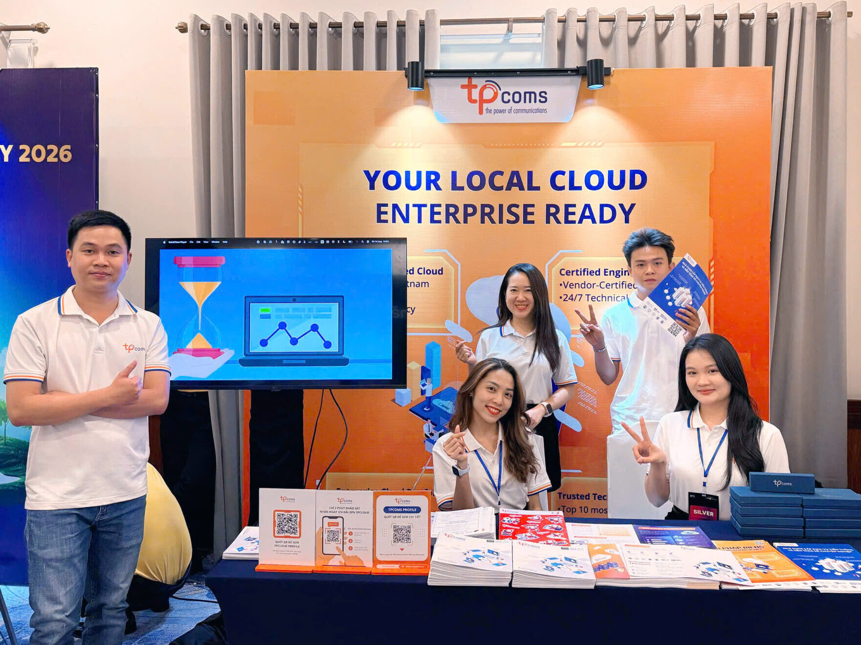 Đội ngũ TPCOMS tại booth của sự kiện